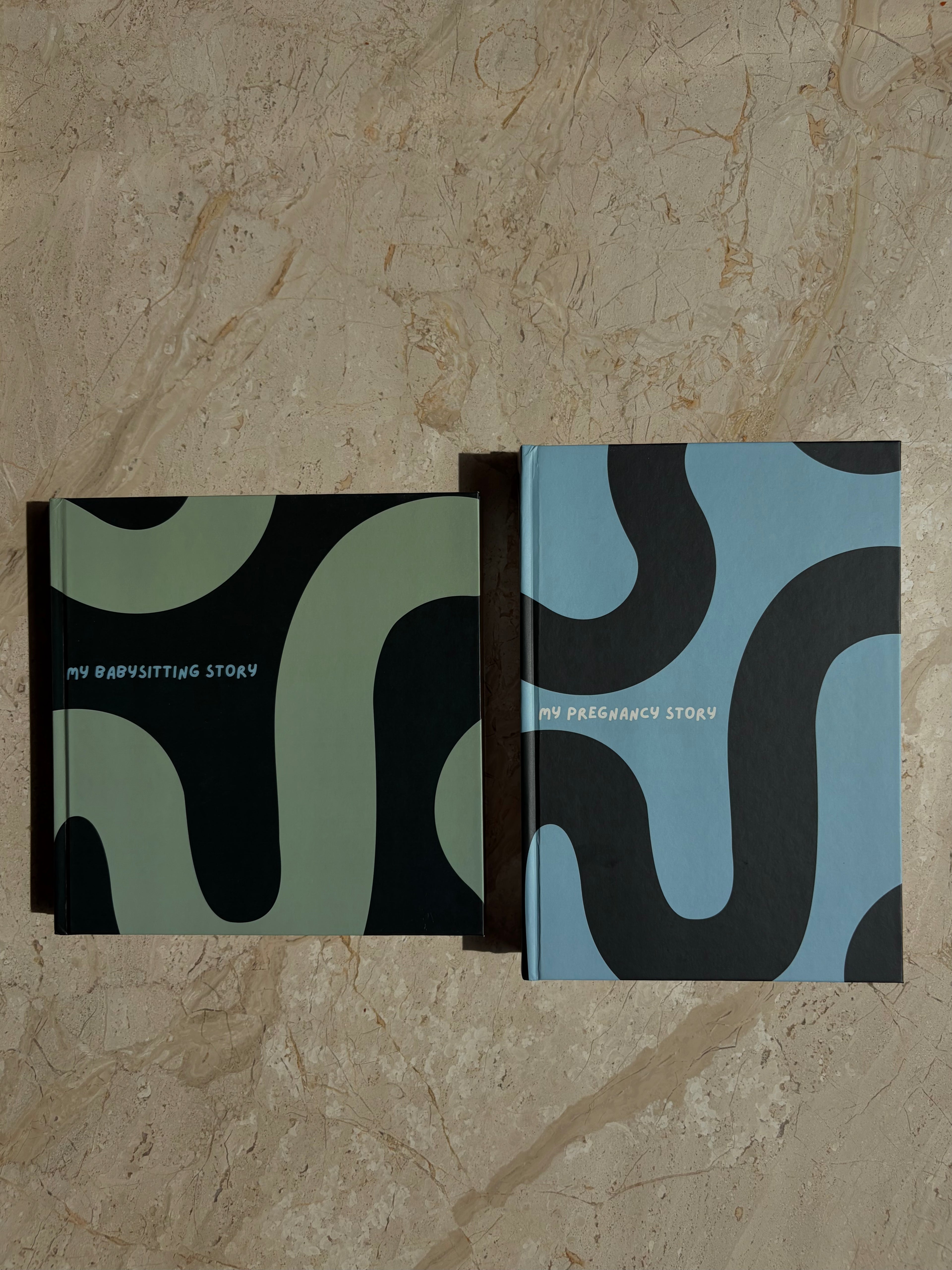 Kleurrijke Swirl bundel met een zwangerschaps-invulboek voor mama en papa en een oppas-invulboek voor kinderen van 0 tot 4 jaar. Beide boeken hebben een speelse swirlprint op de cover, gecombineerd met subtiele streep- en bloemenprints in zachte blauw- en groentinten voor een frisse, kleurrijke en unisex uitstraling.