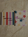 Kleurrijke bundel met een zwangerschaps-invulboek met sterrenprint voor mama en papa en een oppas-invulboek met streepprint voor kinderen van 0 tot 4 jaar. De combinatie van bordeaux, roze, geel, oranje en petrol zorgt voor een vrolijke en speelse uitstraling. Het zwangerschapsboek heeft een hardcover in B5-formaat van 176 × 250 mm en het oppasboek heeft een hardcover van 210× 210 mm.