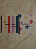 Kleurrijke bundel met een zwangerschaps-invulboek met sterrenprint voor mama en papa en een oppas-invulboek met streepprint voor kinderen van 0 tot 4 jaar. De combinatie van bordeaux, roze, geel, oranje en petrol zorgt voor een vrolijke en speelse uitstraling. Het zwangerschapsboek heeft een hardcover in B5-formaat van 176 × 250 mm en het oppasboek heeft een hardcover van 210× 210 mm.