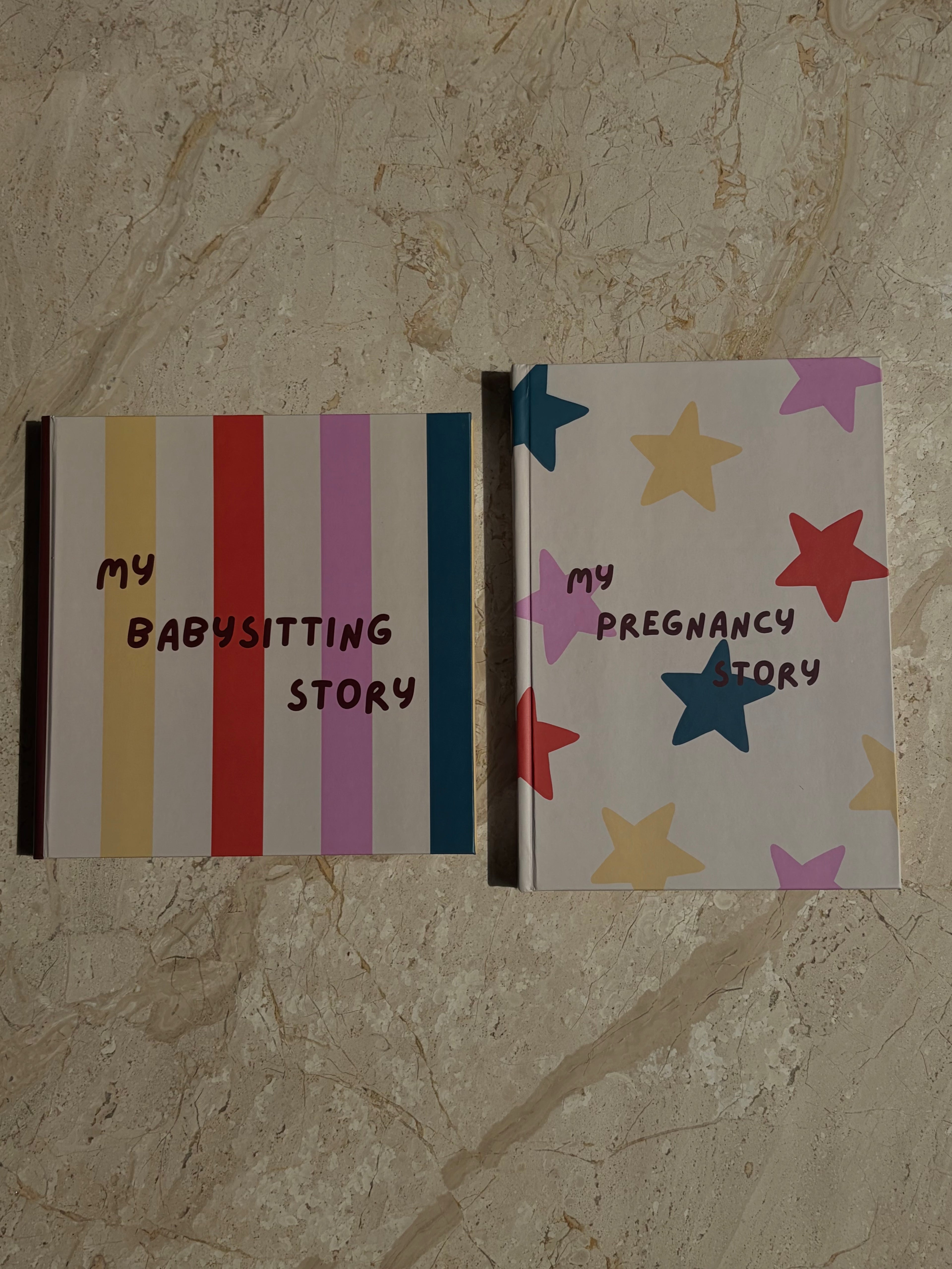 Kleurrijke bundel met een zwangerschaps-invulboek met sterrenprint voor mama en papa en een oppas-invulboek met streepprint voor kinderen van 0 tot 4 jaar. De combinatie van bordeaux, roze, geel, oranje en petrol zorgt voor een vrolijke en speelse uitstraling. Het zwangerschapsboek heeft een hardcover in B5-formaat van 176 × 250 mm en het oppasboek heeft een hardcover van 210× 210 mm.