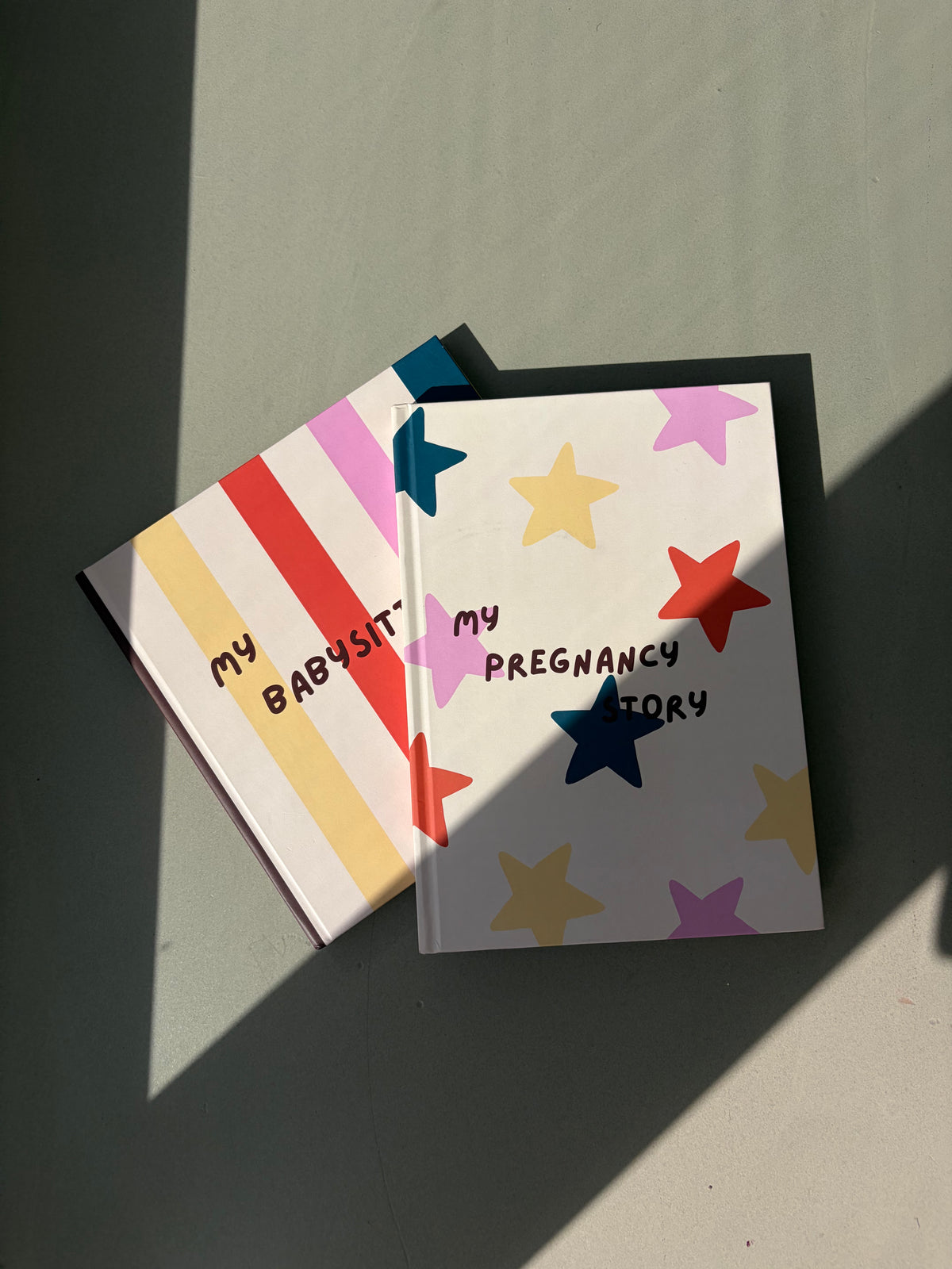 Voix Studio Bundel Zwangerschapsinvulboek & Oppasboek LINEA + STARS