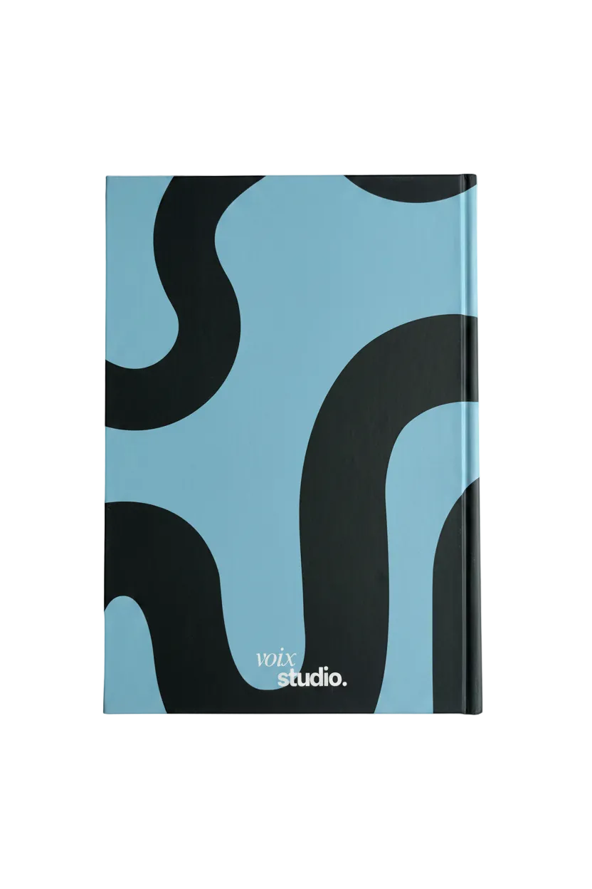 productfoto achterzijde my pregnancy story Swirl in zachte groen- en blauwtinten met het Voix Studiologo in wit.